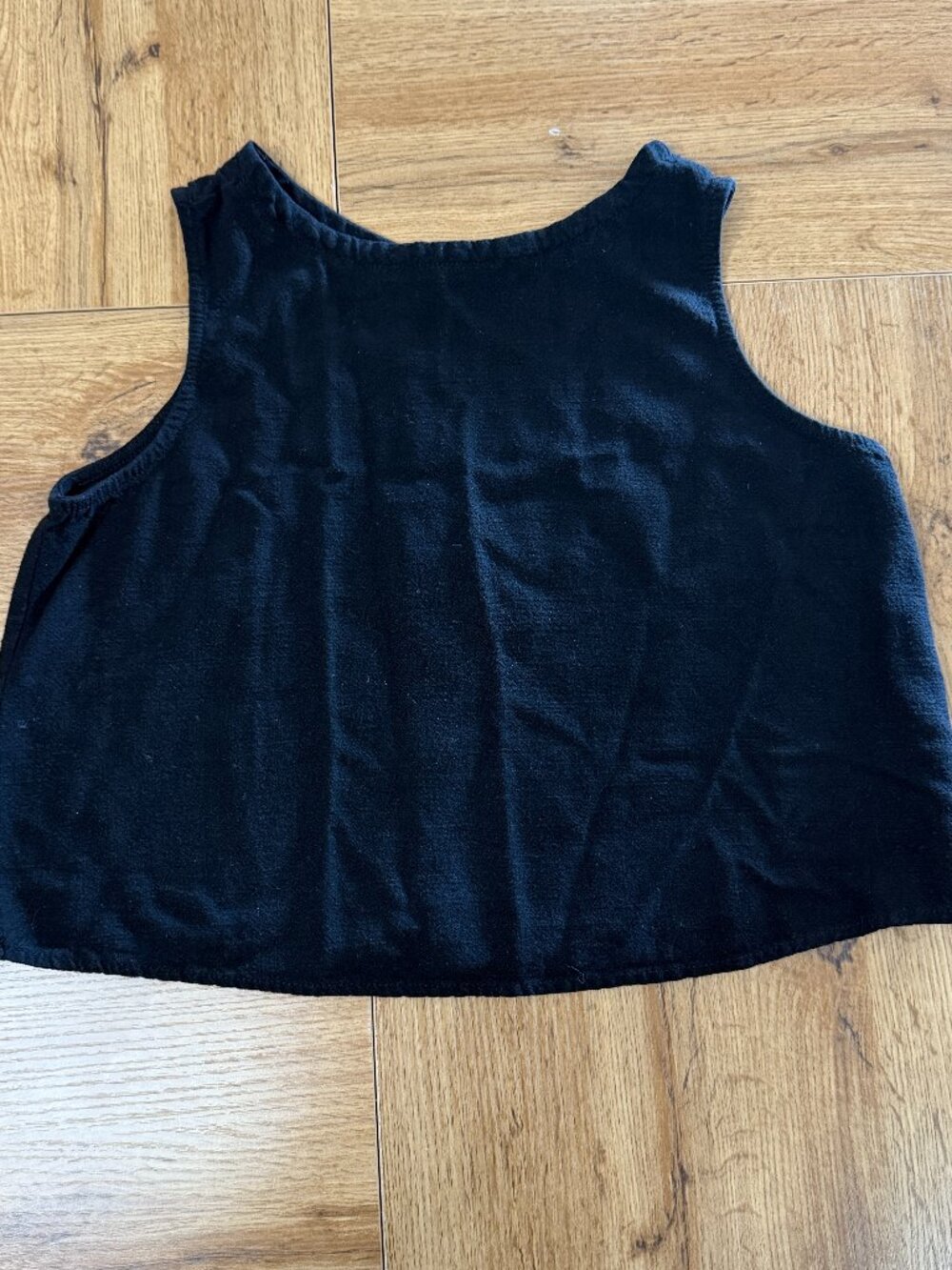 Black cropped tank